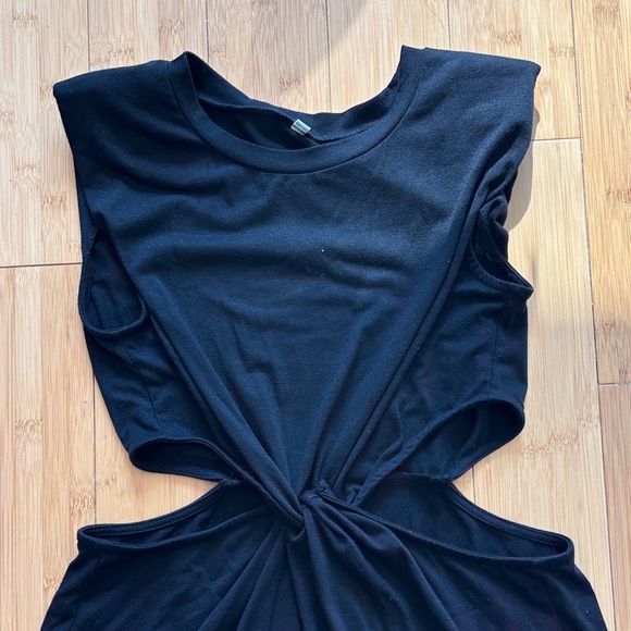 Elegant Black Cut-Out Maxi Dress - Picture 2 of 4